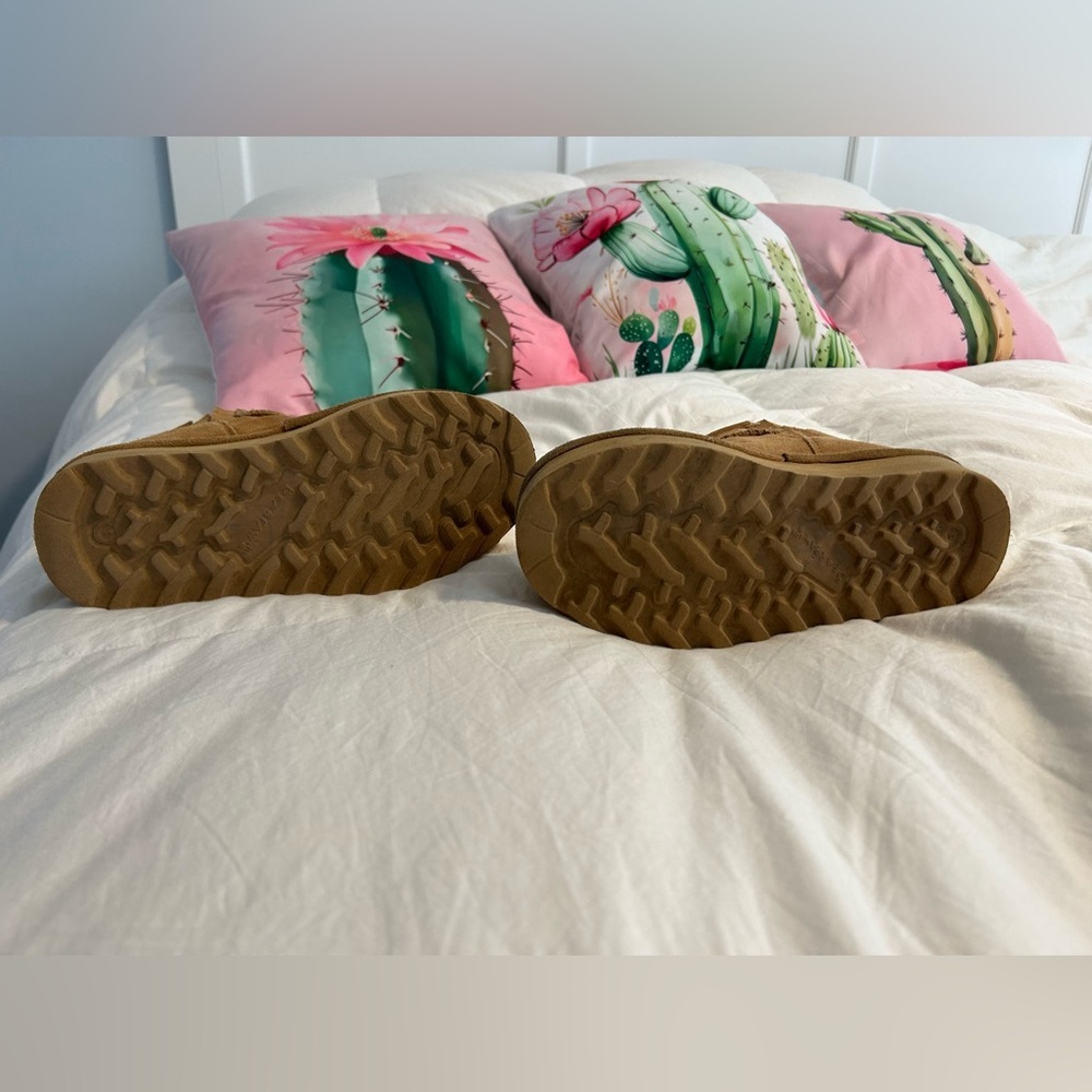 Platform Bearpaw sz 5 lined Tan Suede Ankle Boots, great tread, fit like 6-6.5 - Picture 4 of 7